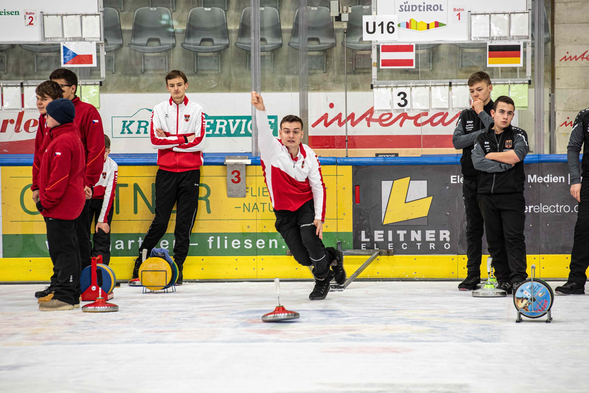 Österreichs Eisstock-Nachwuchs bei der EM in Bruneck im Goldrausch