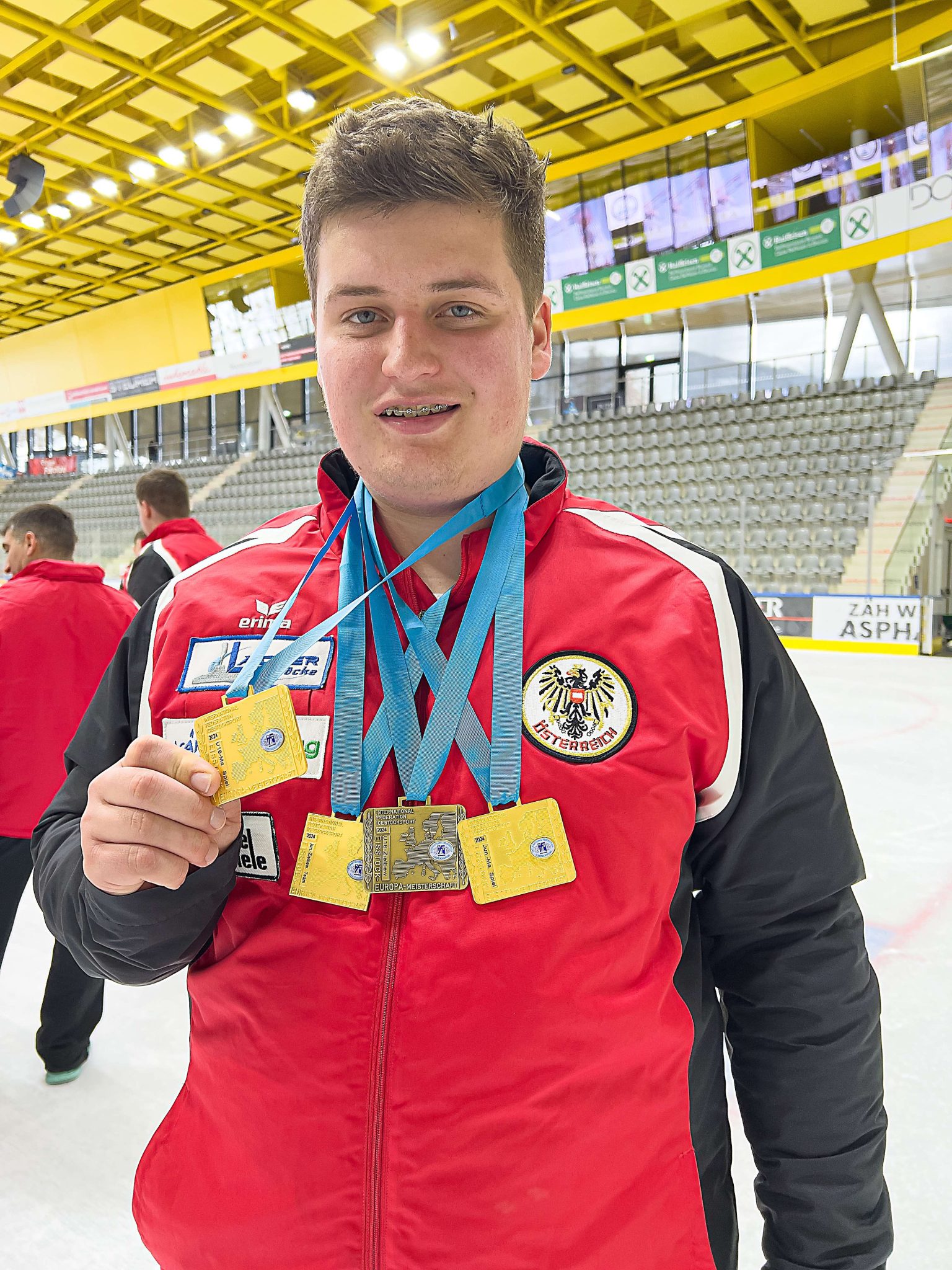 Österreichs Eisstock-Nachwuchs bei der EM in Bruneck im Goldrausch