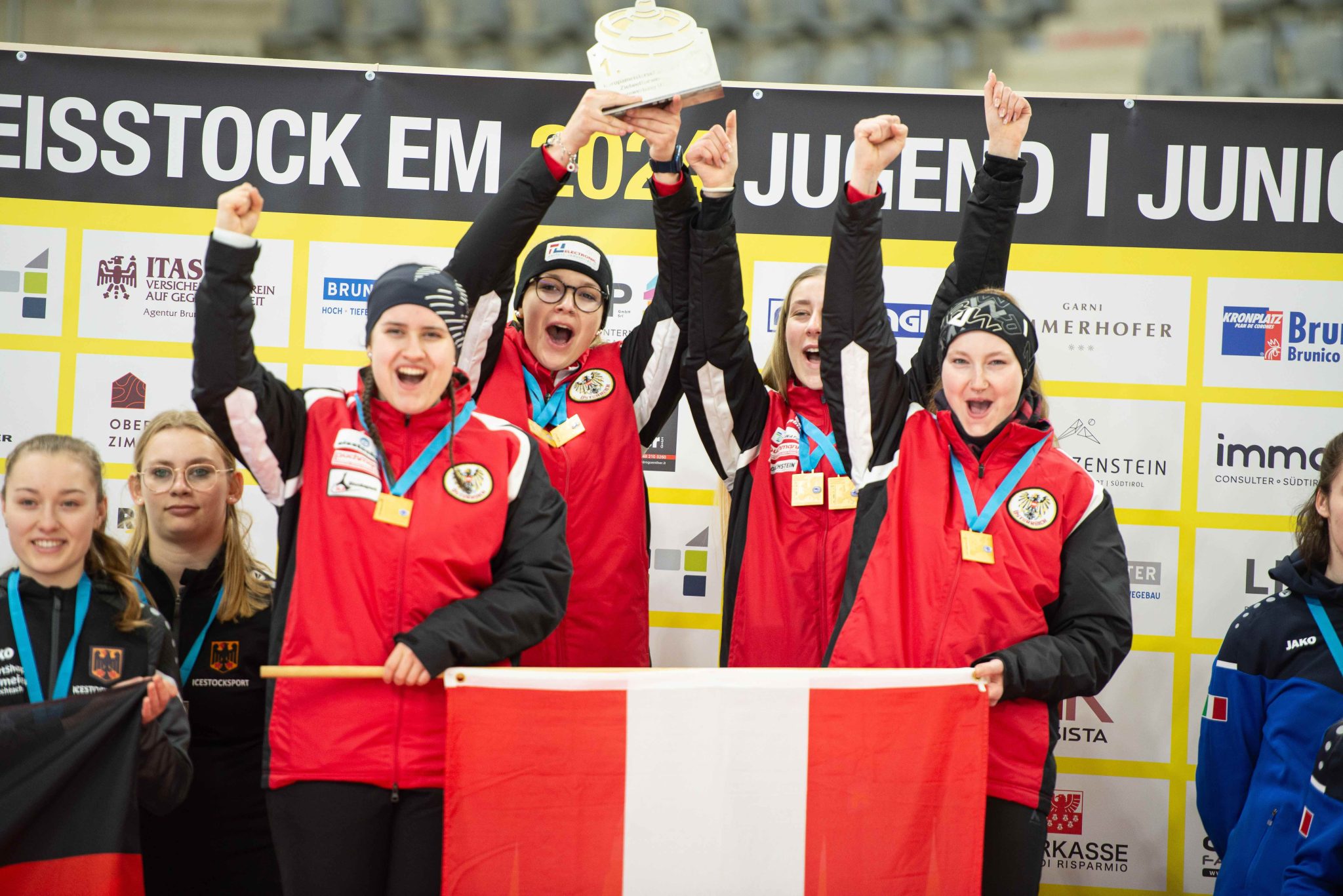 Österreichs Eisstock-Nachwuchs bei der EM in Bruneck im Goldrausch