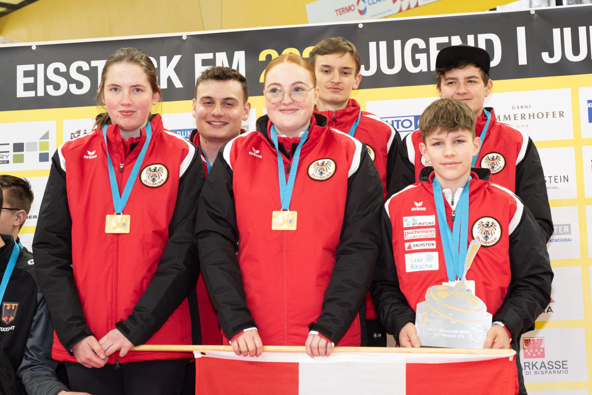 Österreichs Eisstock-Nachwuchs bei der EM in Bruneck im Goldrausch