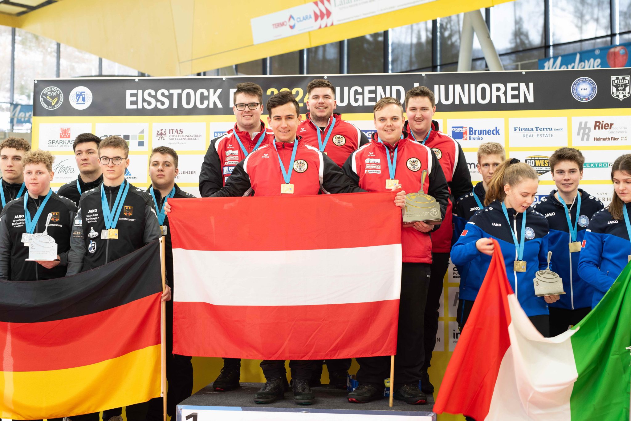 Österreichs Eisstock-Nachwuchs bei der EM in Bruneck im Goldrausch