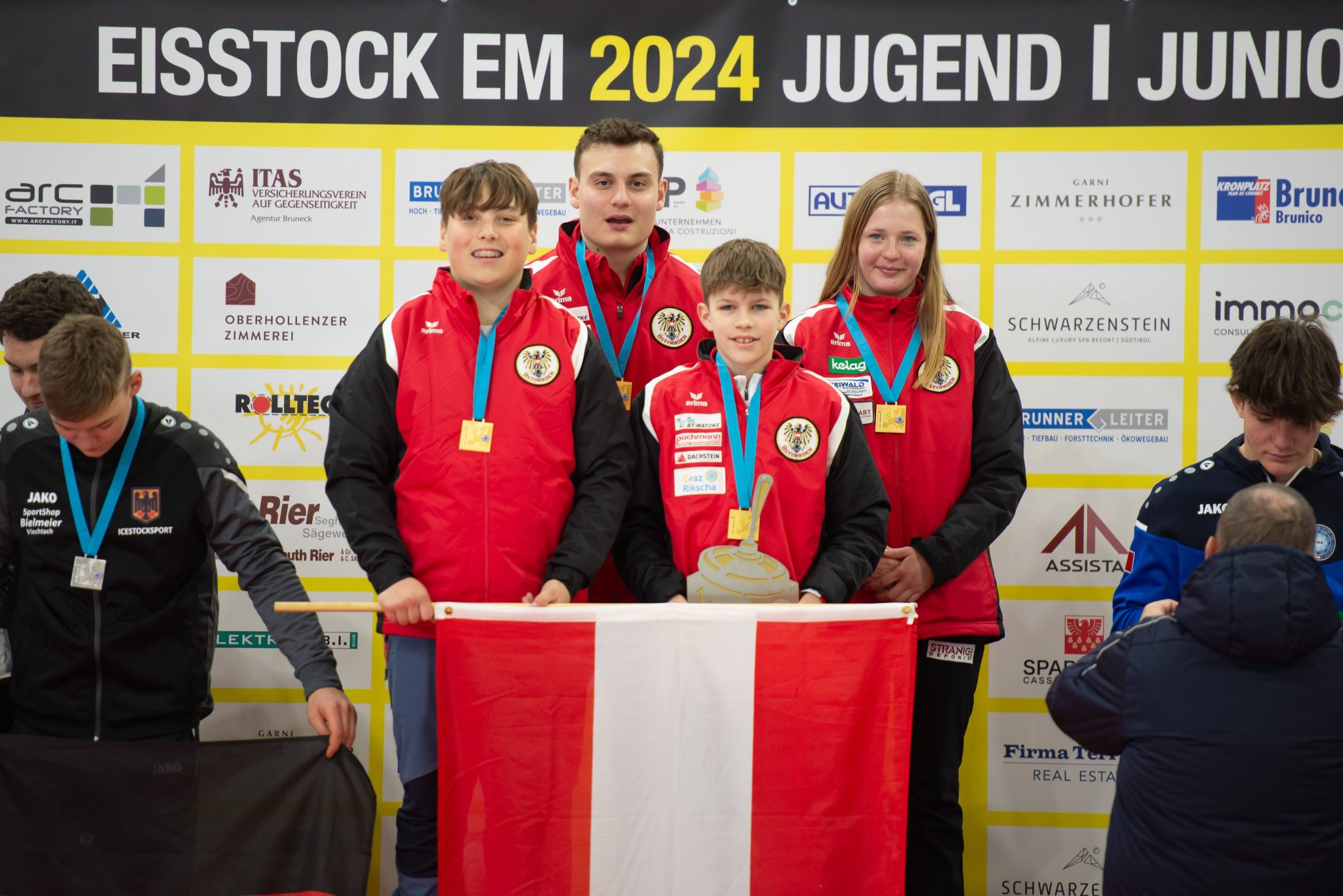 Österreichs Eisstock-Nachwuchs bei der EM in Bruneck im Goldrausch