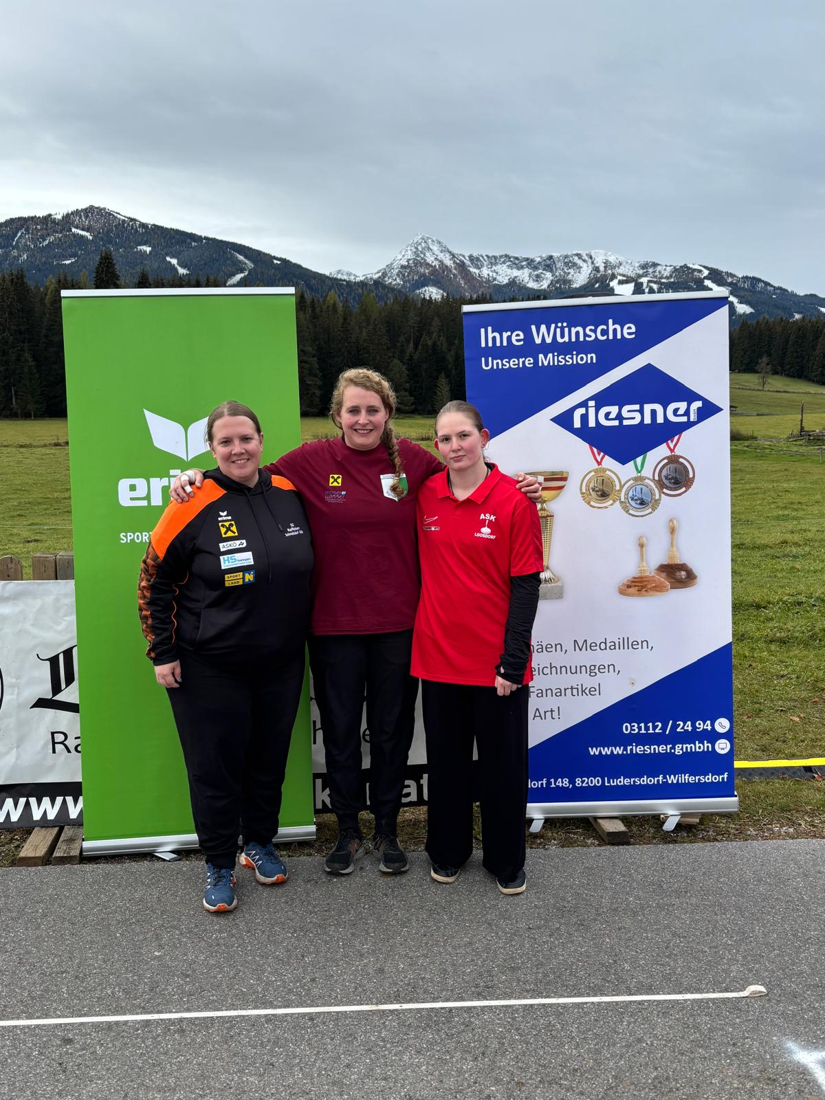 Stocksport-Action vor der Kulisse des Dachsteins! Stocksport-Action vor der Kulisse des Dachsteins!